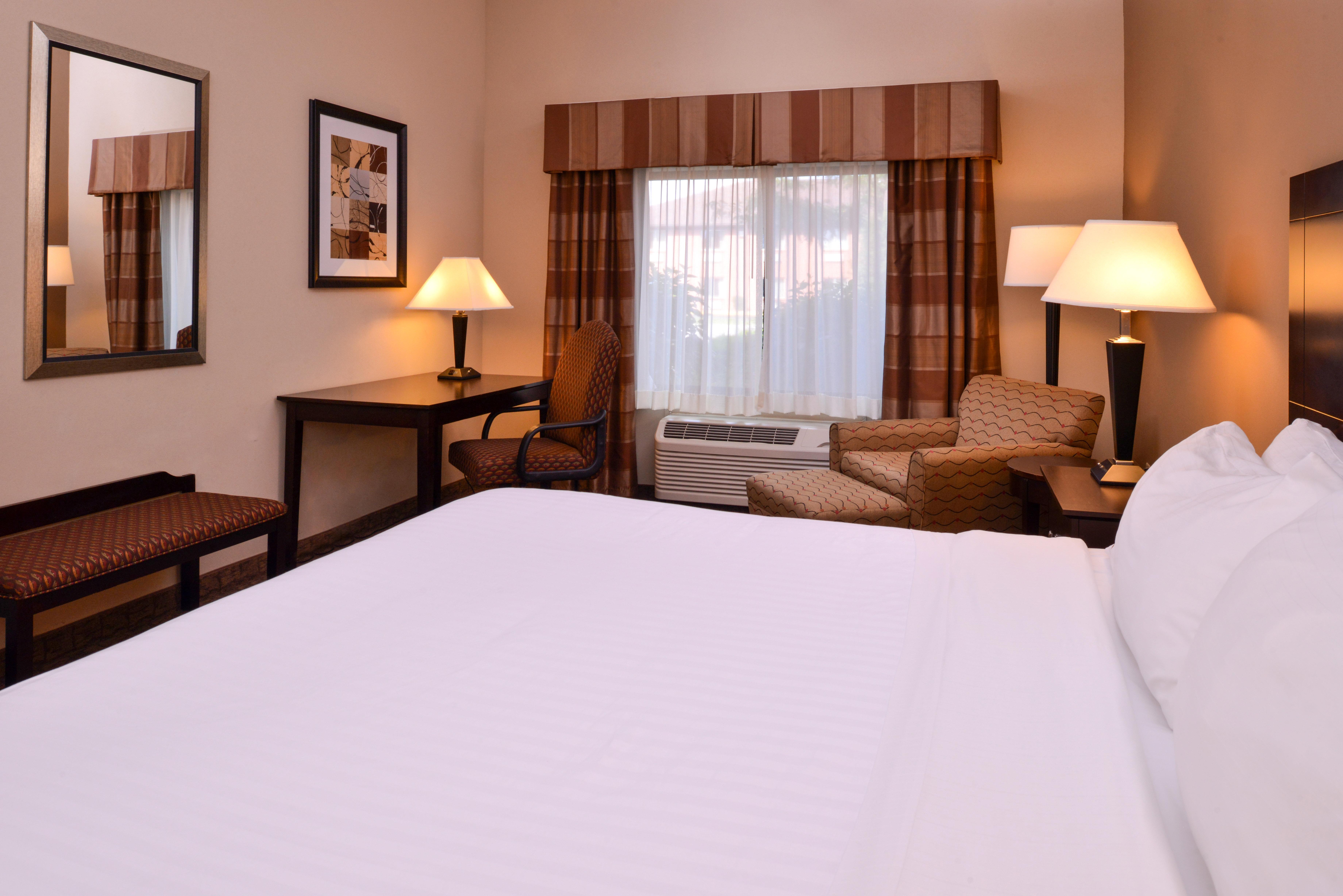 Holiday Inn Express & Suites Fairmont, An Ihg Hotel Экстерьер фото